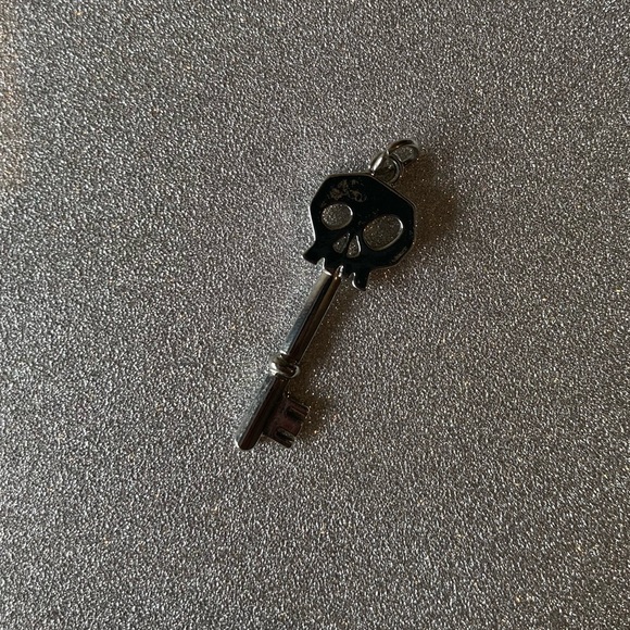 🌈 Disney Nightmare Before Christmas Skeleton key pendant - Picture 3 of 4